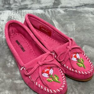 Minnetonka Fuchsia Moccasins with Floral Beading NWOT